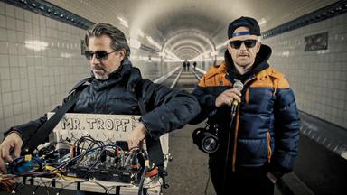 Schulfreund Kaspar „Tropf“, Musikproduzent, mit Tonanlage und Jan Delay mit Mikrophon im alten Elbtunnel