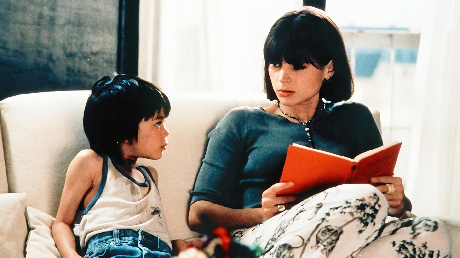 Eine junge Frau und ein kleiner Junge auf einem Sofa.