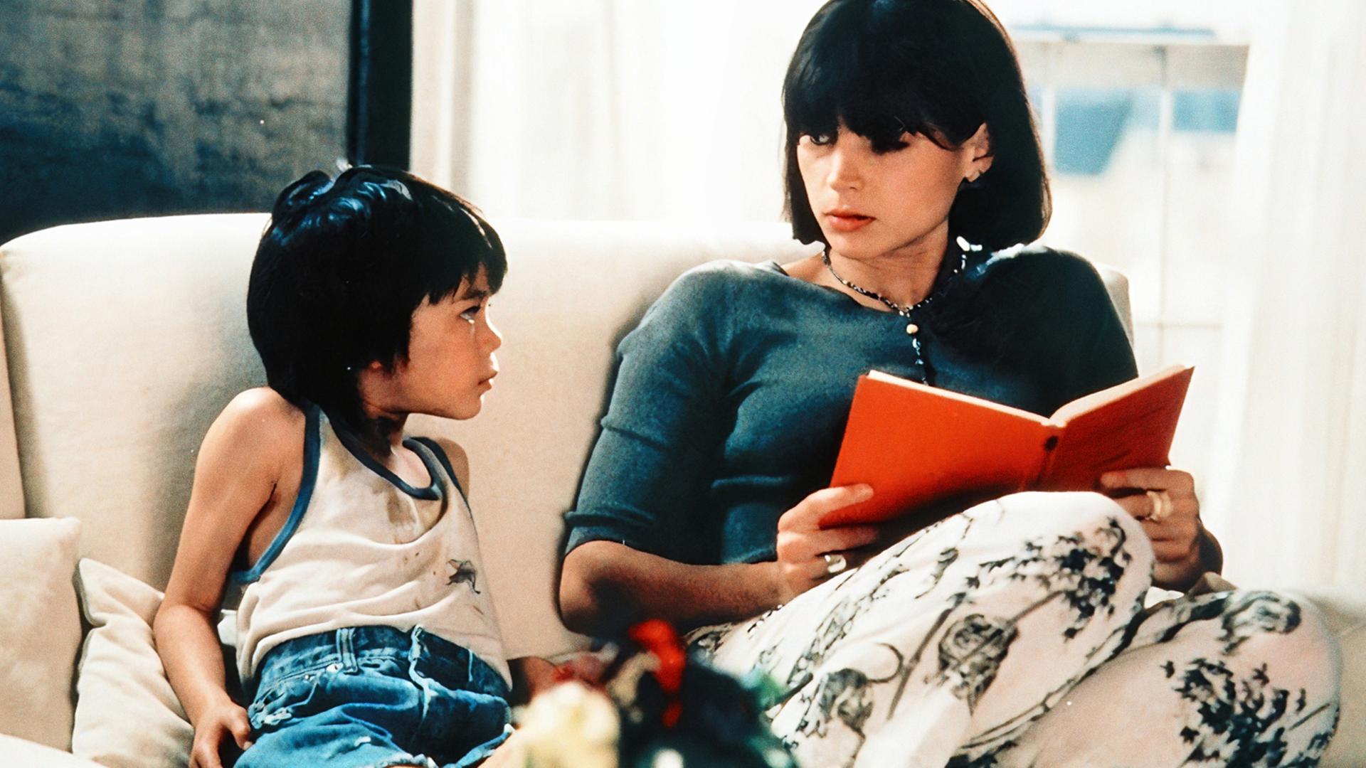 Eine junge Frau und ein kleiner Junge auf einem Sofa.