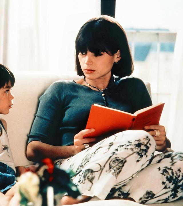 Eine junge Frau und ein kleiner Junge auf einem Sofa.