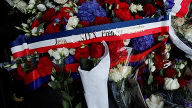 Viele Blumen in den Farben der französischen Flagge sind zum Gedenken an einen Terroranschlag abgelegt.