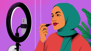 Gemaltes Bild einer muslimischen Frau mit Hijab, die sich schminkt und dabei Handyaufnahmen für Social Media macht.