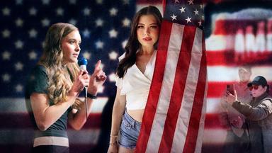 Bildcollage: Fotografien von drei Frauen unterschiedlichen Alters, zwischen 16 und 60, sind mit US-amerikanischen Flaggen vertikal und horizontal angeordnet.