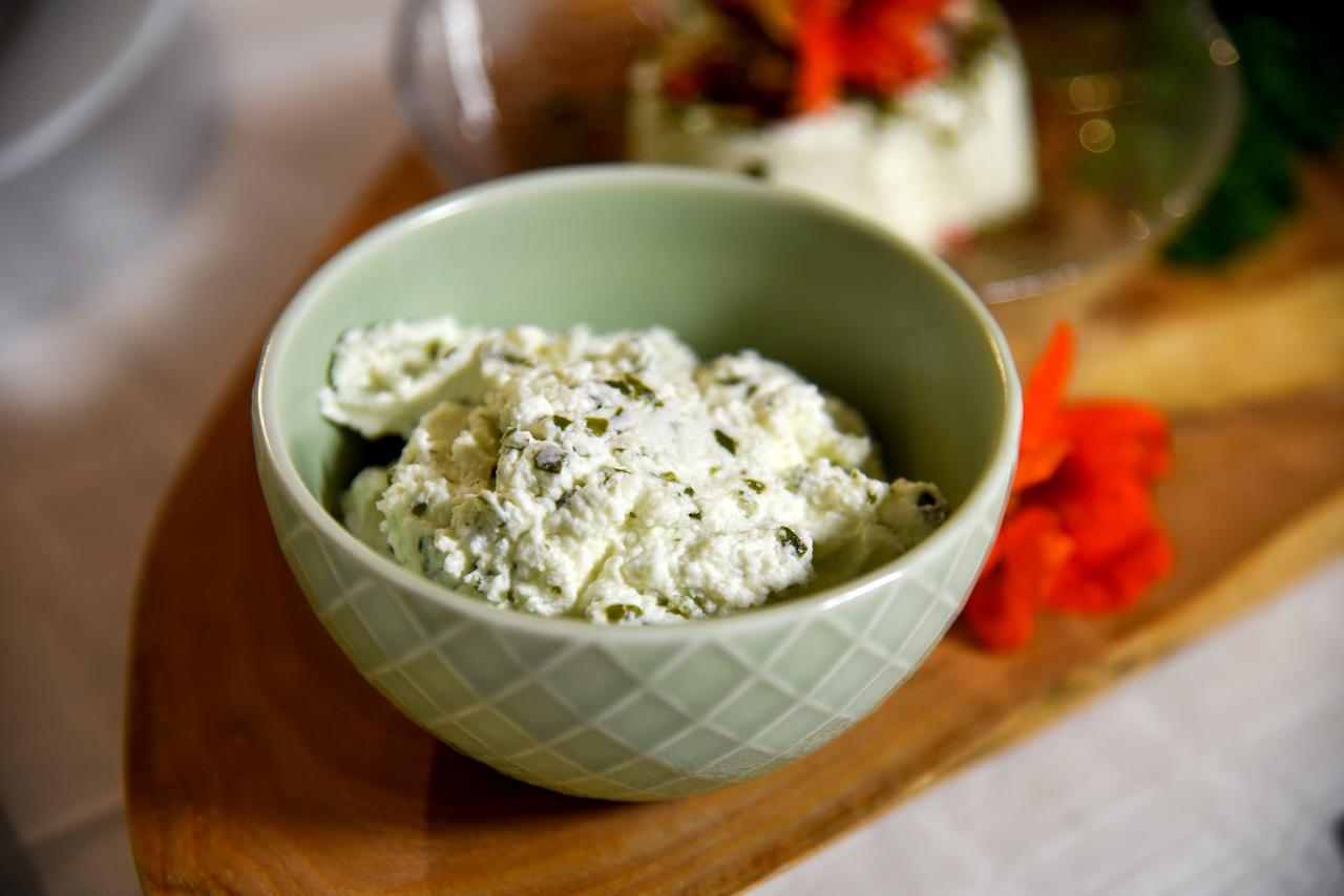 Schale mit Kräuterkäse