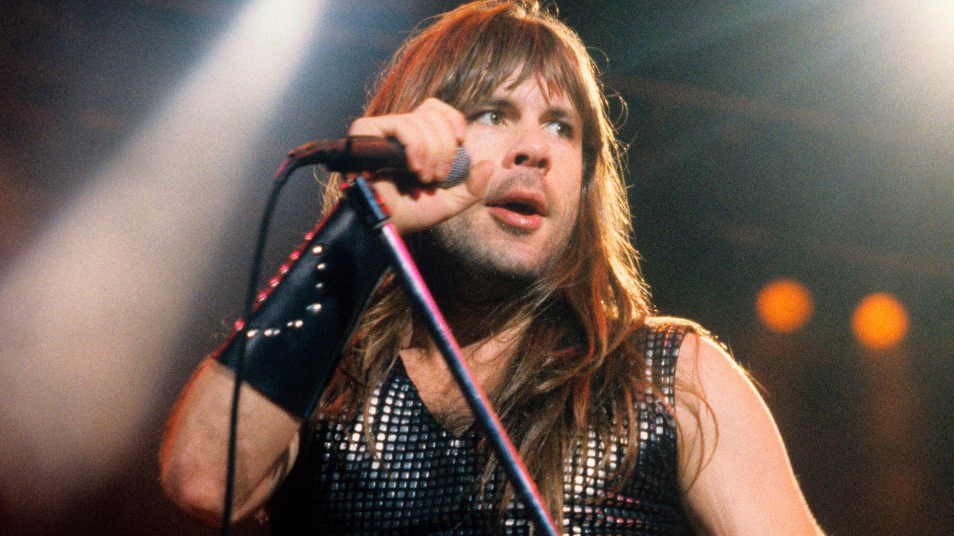 Iron-Maiden-Frontmann Bruce Dickinson auf der Bühne
