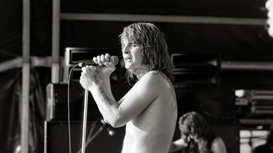 Ozzy Osbourne schrieb zunächst als Sänger der Hard Rock-Pioniere von Black Sabbath Musikgeschichte. Seine anschließende Solo-Karriere wurde immer wieder von seiner Drogensucht und tragischen Unfällen überschattet.
