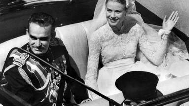 Fürst Rainier und Grace Kelly im offenen Wagen nach ihrer Hochzeit.