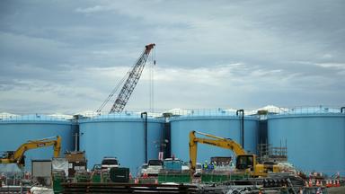 Große Wassertanks mit kontaminiertem Wasser des Atomkraftwerks Fukushima-Daiichi