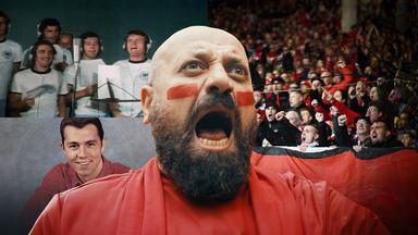 rechts im Bild singende Fußballfans auf einer Tribüne, davor groß ein singender Mann mit rot-geschminkten Streifen auf den Wangen, hinter ihm links eine Montage von zwei Archivbildern mit dem jungen Franz Beckenbauer und der singenden Nationalelf im Studio 