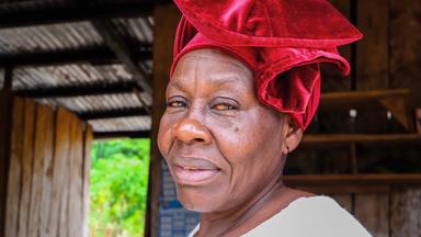 Dorfchefin Adel Bouanga.
