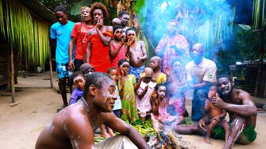 Anhänger der Bwiti Religion, Dorfgemeinschaft von Mojo im Loango Nationalpark.