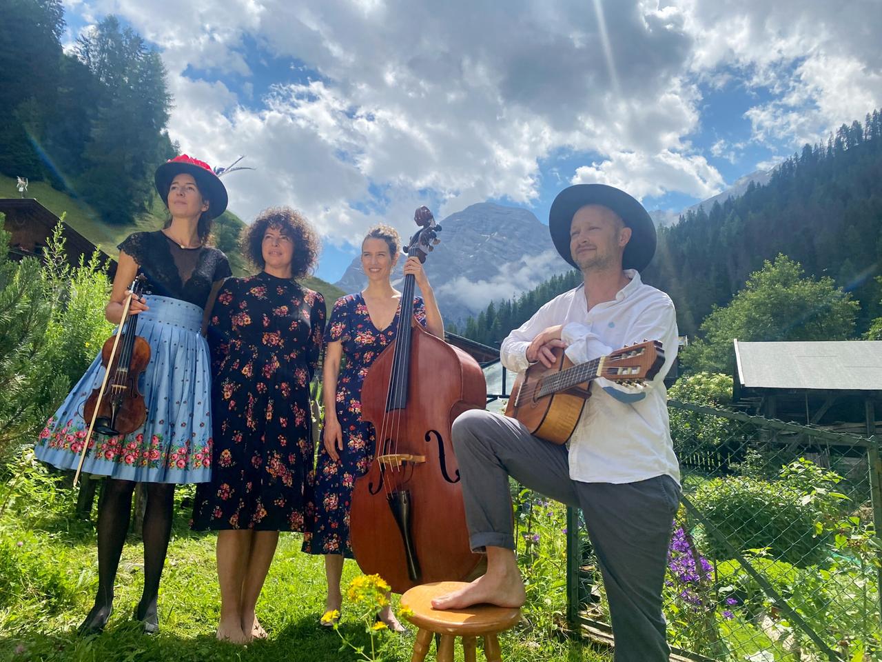 Die Schwestern Elisabeth und Marlene Schuen von der Musikgruppe Ganes singen ihre Lieder in ladinischer Sprache.