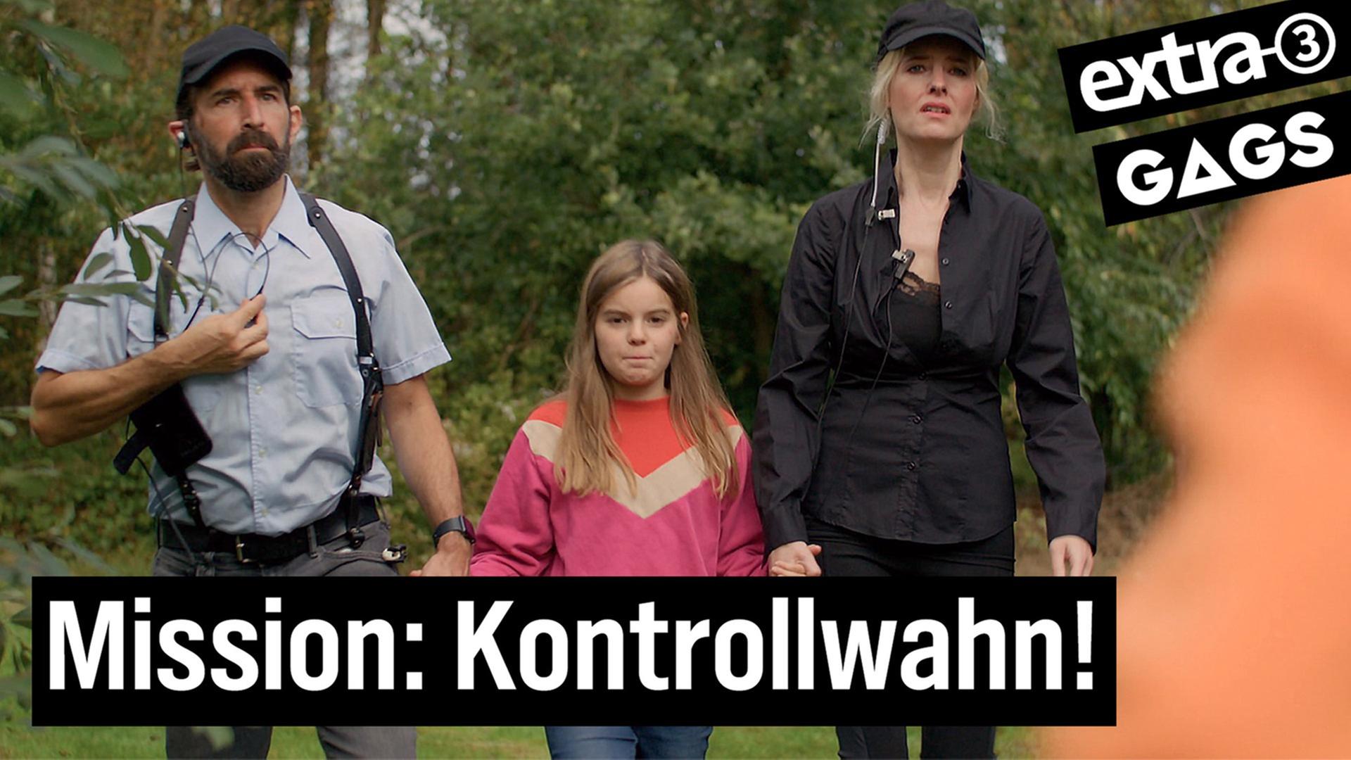 Mann und Frau halten ein Kind an den Händen