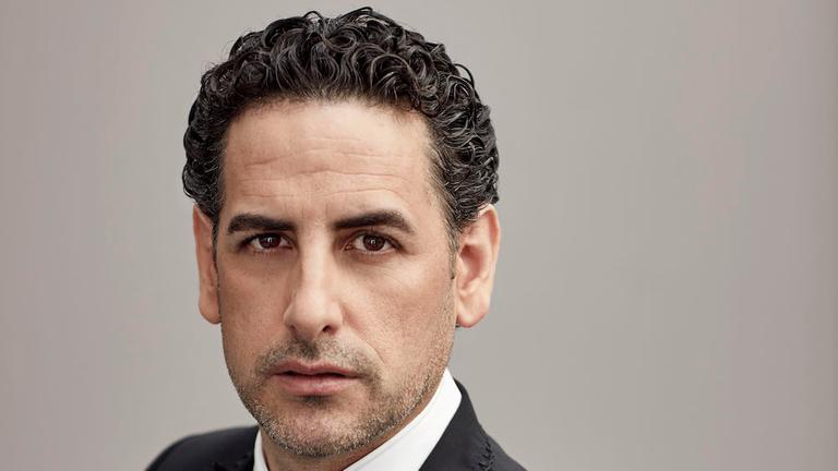 Portraitfoto des Tenors Juan Diego Flórez. Er trägt Smoking, weißes Hemd und eine schwarze Fliege.