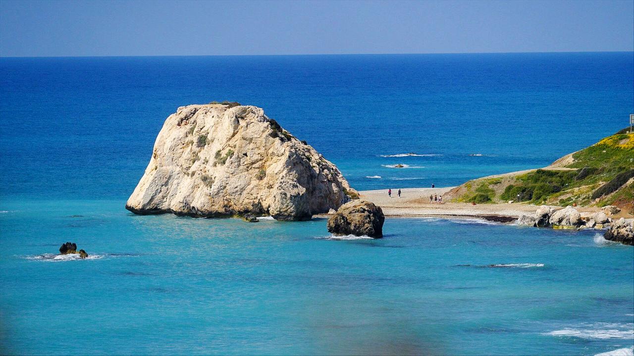 Blick auf einen Felsen im türkisblauen Meer