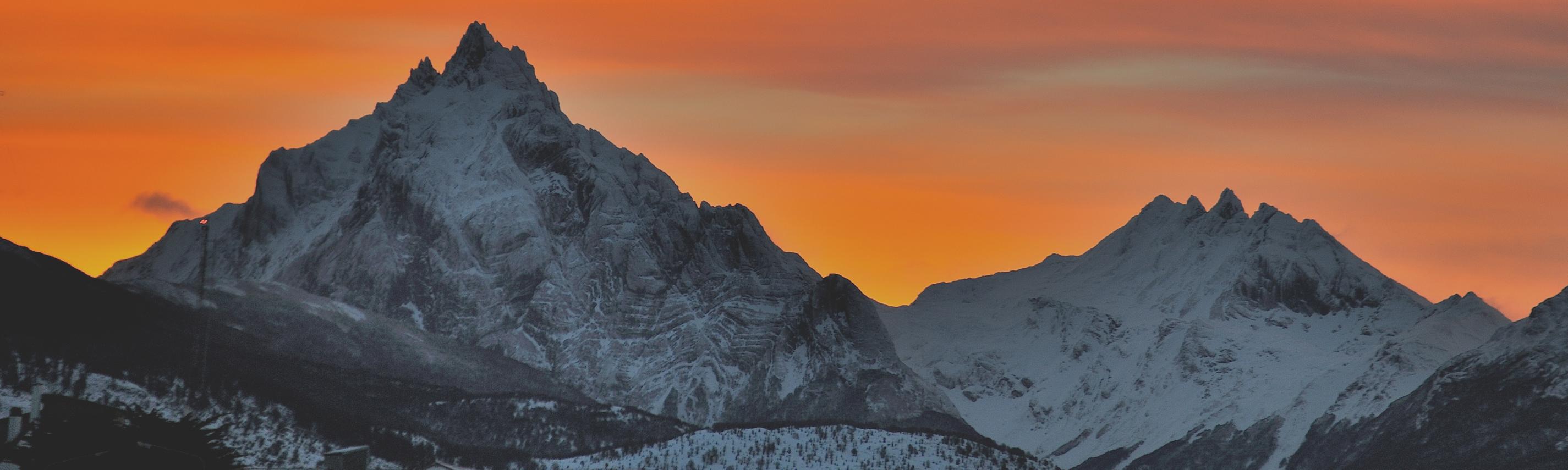 Silhouette einer Bergkette vor Abendrot