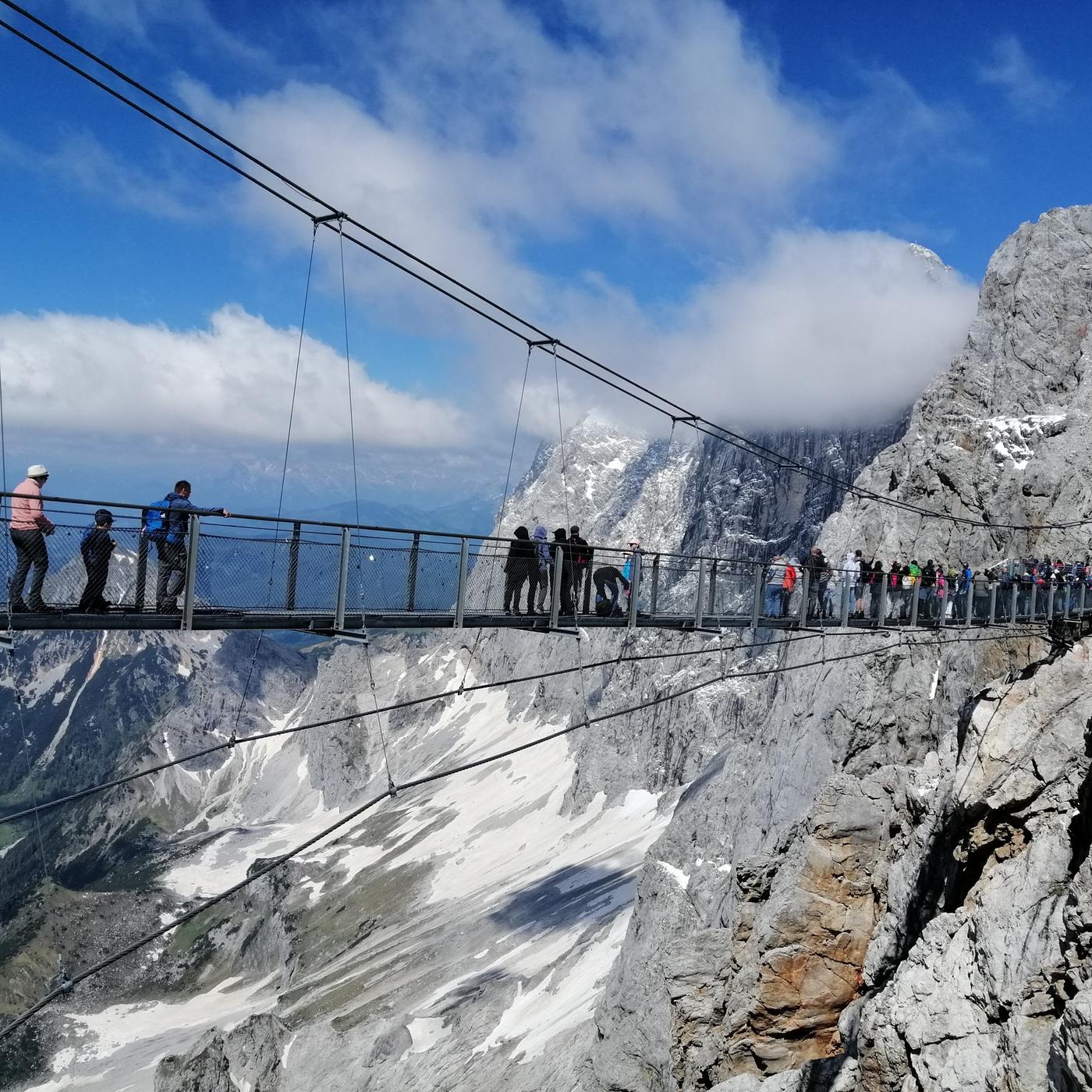 eine gigantische Hängebrücke