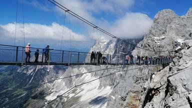 eine gigantische Hängebrücke