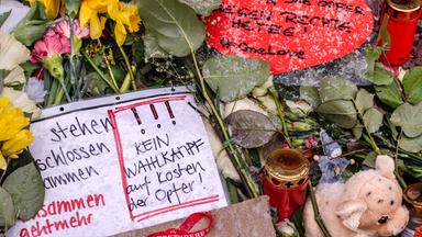 Kerzen und Blumen erinnern an die Opfer.