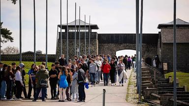 Besucher am Eingang der KZ-Gedenkstätte Mauthausen