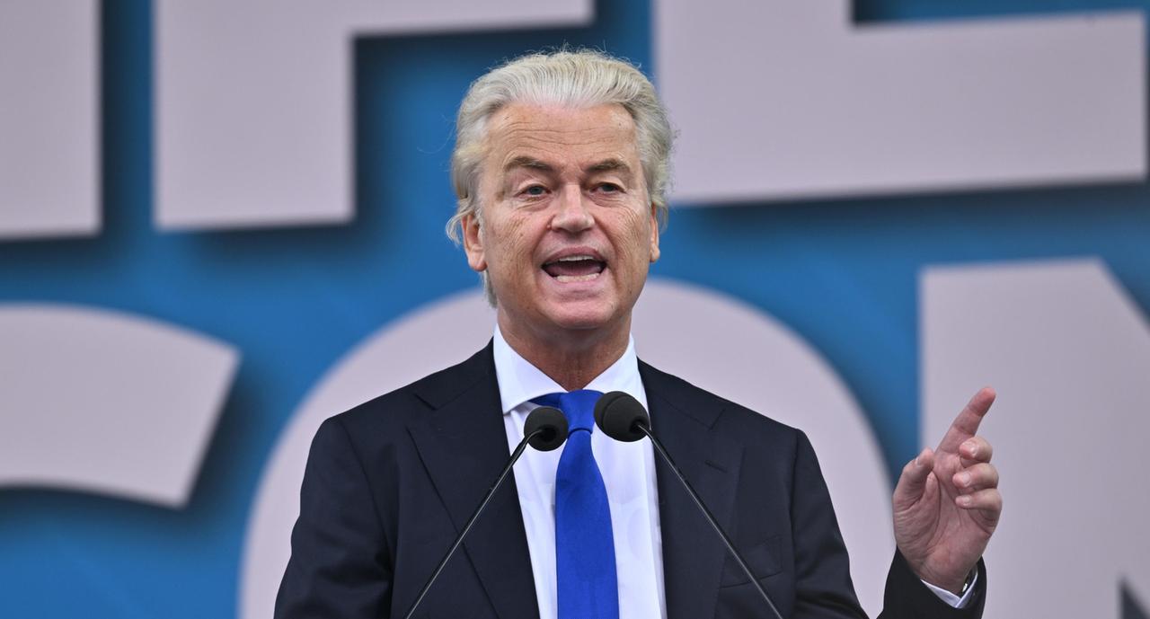 Der vorsitzende der niederländischen rechtsextremen Partei für Freiheit (PVV), Gert Wilders, steht mit erhobenem Zeigefinger am Rednerpult.