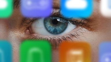Auf dem Cover zur Dokumentation "Gefährliche Apps" sieht man ein blau-grünes Auge in Großaufnahme, umrahmt von verschwommenen, bunten App-Icons.