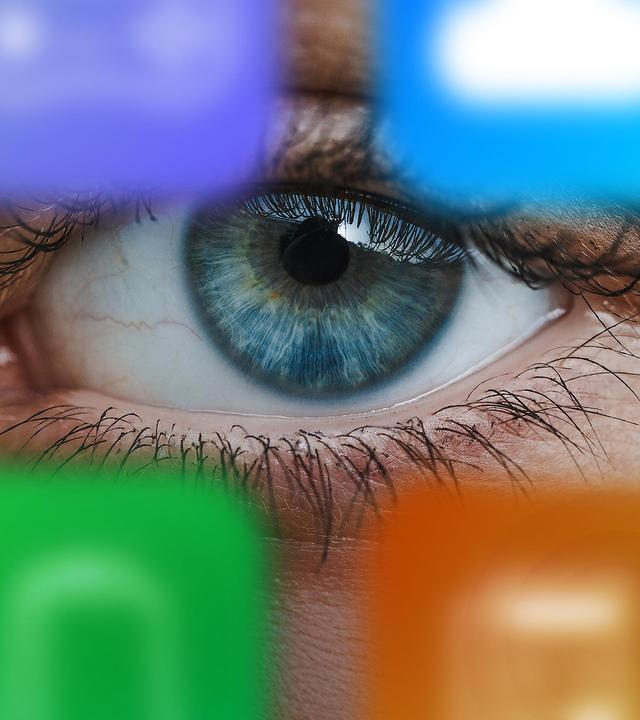 Auf dem Cover zur Dokumentation "Gefährliche Apps" sieht man ein blau-grünes Auge in Großaufnahme, umrahmt von verschwommenen, bunten App-Icons.