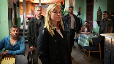 Staatsanwältin Judith Schrader (Nadja Uhl, 3.v.l.) und ihr Kollege, Kriminalhauptkommissar Jochen Montag (Dirk Borchardt, 2.v.l.), nehmen es mit dem Berliner Clanchef Machmoud Al-Fadi (Atheer Adel, 3.v.r.) auf.