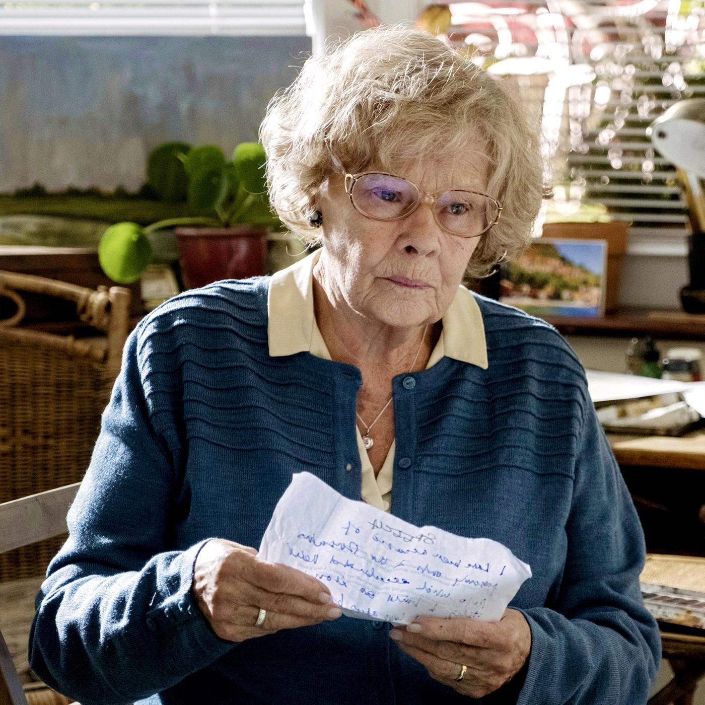 Joan Stanley (Judi Dench) sitzt in ihrem Atelier und hält besorgt einen Brief in ihren Händen.