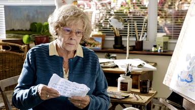 Joan Stanley (Judi Dench) sitzt in ihrem Atelier und hält besorgt einen Brief in ihren Händen.