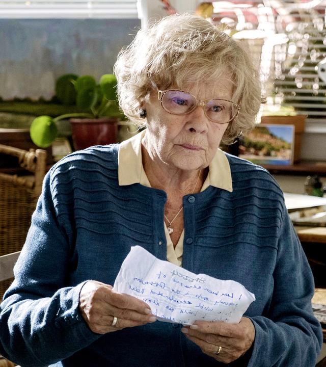 Joan Stanley (Judi Dench) sitzt in ihrem Atelier und hält besorgt einen Brief in ihren Händen.