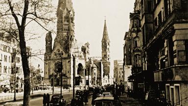 Historisches Foto von der zerstörten Gedächtniskirche 1945
