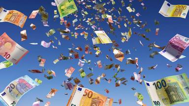 Euroscheine flattern vom Himmel.