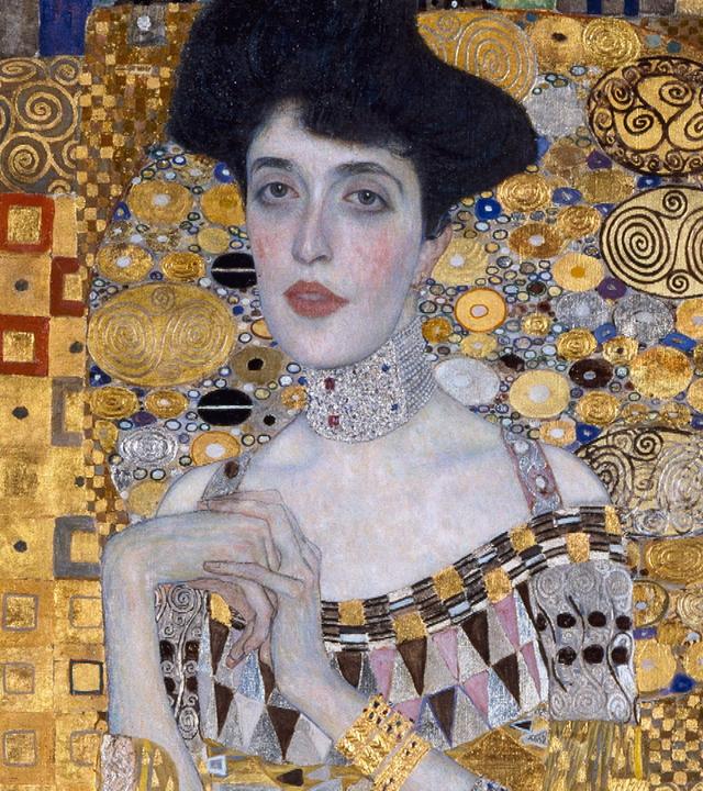 Gemälde, das eine junge Frau mit dunklen hochfrisierten Haaren und in einem goldenen gemusterten Kleid vor einem goldenen Hintergrund mit Kreisen und Quadraten zeigt.