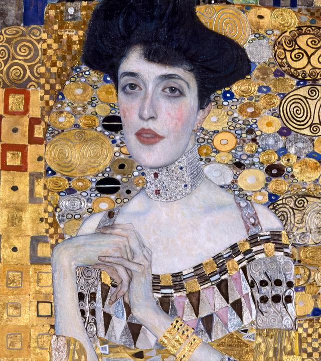 Gemälde, das eine junge Frau mit dunklen hochfrisierten Haaren und in einem goldenen gemusterten Kleid vor einem goldenen Hintergrund mit Kreisen und Quadraten zeigt.