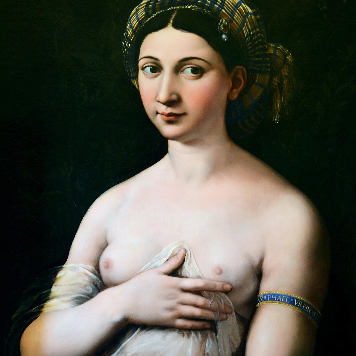 Porträt einer jungen Frau mit Haarband und Armreif. Ihr Oberkörper ist nackt und sie hält ein weißes Stoffband an ihre Brust. Der Hintergrund ist dunkel mit einem goldenem Rahmen.