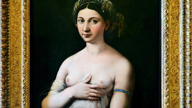 Porträt einer jungen Frau mit Haarband und Armreif. Ihr Oberkörper ist nackt und sie hält ein weißes Stoffband an ihre Brust. Der Hintergrund ist dunkel mit einem goldenem Rahmen.