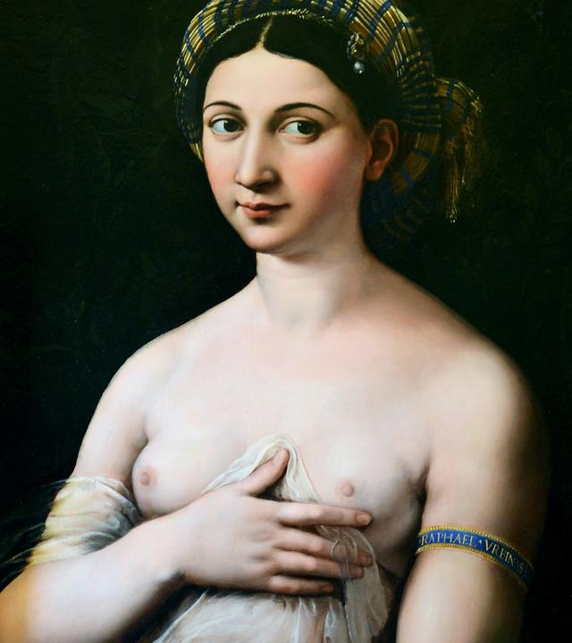 Porträt einer jungen Frau mit Haarband und Armreif. Ihr Oberkörper ist nackt und sie hält ein weißes Stoffband an ihre Brust. Der Hintergrund ist dunkel mit einem goldenem Rahmen.