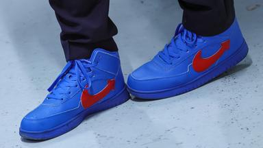 Turnschuhe mit AFD-Logo 