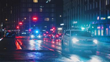 Eine Straßenansicht bei Nacht.