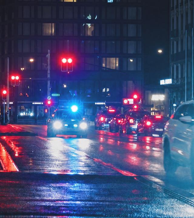 Eine Straßenansicht bei Nacht.