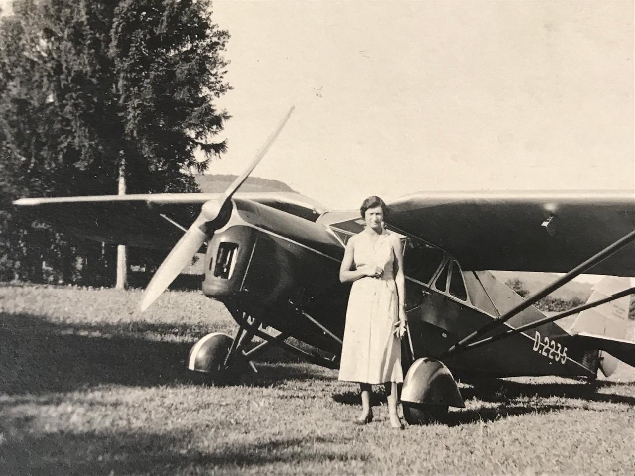 Agatha Saulmann vor ihrem Flugzeug