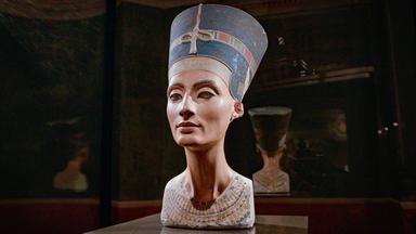 Bemalte Frauenbüste mit Kopfschmuck. 