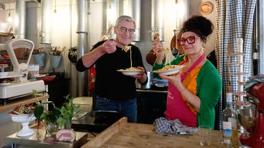 Ein Mann und eine Frau in einer Küche.