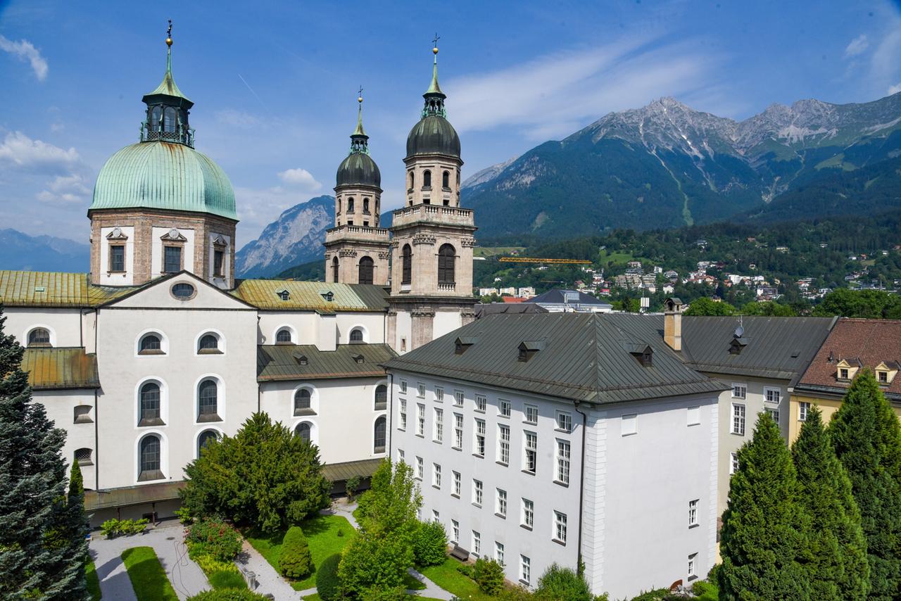 ie Herz-Jesu Kirche (Jesuitenkirche) mit Blick auf einen Teil des Jesuitenkolleg, in dem bis 1957 die Landespolizeidirektion untergebracht war