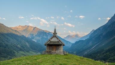 Schindelkapelle auf einem Hügel