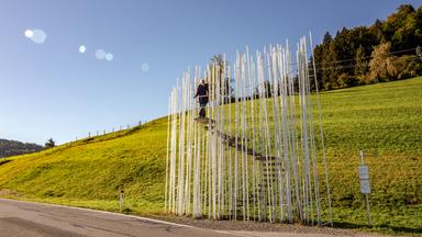 Eng stehende Stäbe um eine Wendeltreppe