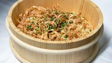 Gericht im klassischen Holzgefäß