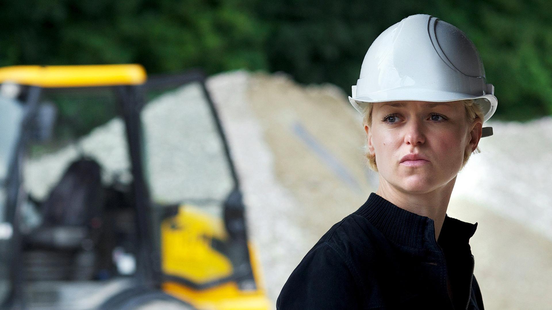 Sophie (Lisa Wagner) ist eine selbstbewusste Bauingenieurin.