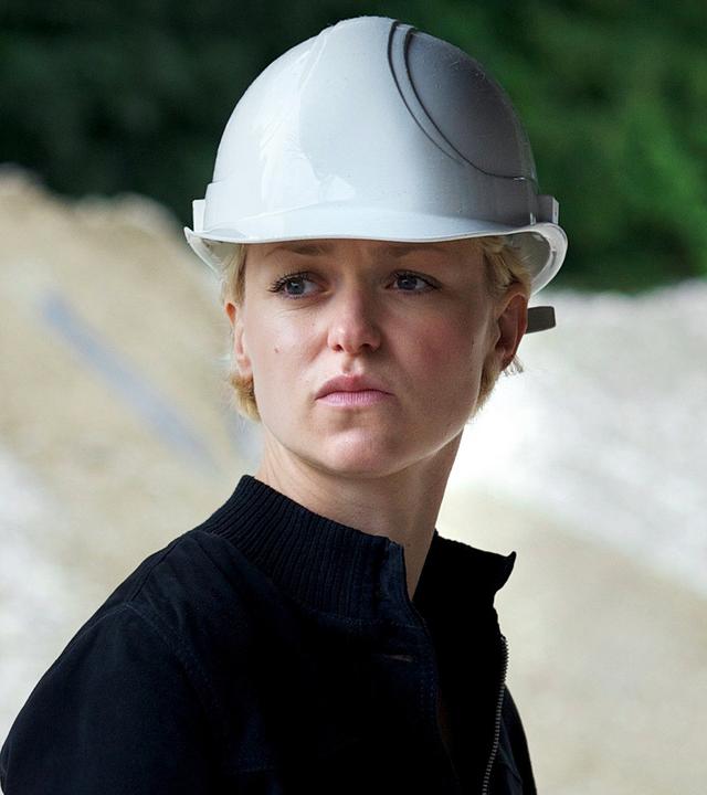 Sophie (Lisa Wagner) ist eine selbstbewusste Bauingenieurin.